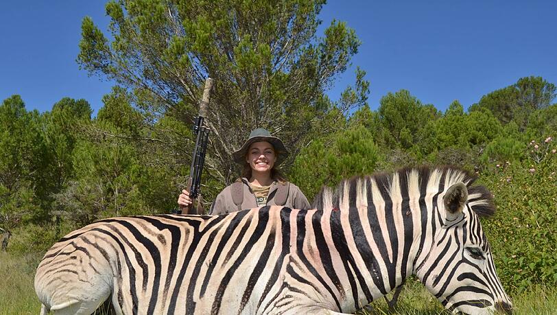 Michaela Fialova provoziert Tierschützer und postet immer mehr Bilder ihrer Trophäen. Jetzt schockiert die Jägerin mit einem Video über "Zebra-Steak" Michaela Fialova provoziert Tierschützer und postet immer mehr Bilder ihrer Trophäen. Jetzt schockiert die Jägerin mit einem Video über "Zebra-Steak"