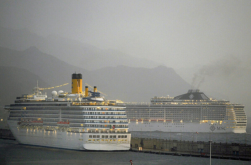 Im Hintergrund zu sehen: Die "MSC Fantasia". (Archivbild)