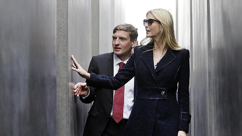 Ivanka Trump besucht das Holocaust-Mahnmal: Die Tochter des US-Präsidenten ist jüdischen Glaubens und twitterte nach ihrem Besuch ein Bild, das sie im Stelenfeld zeigt.