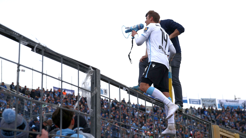 Musste auf dem Zaun seine Schuhe ausziehen: Dennis Dressel vom TSV 1860