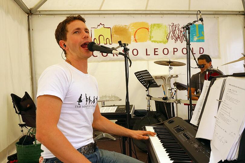 Es gibt soviel zu sehen: Beim Streetlife-Festival am Wochenende kamen 150 000 Münchner auf die autofreie Leopold- und Ludwigstraße.