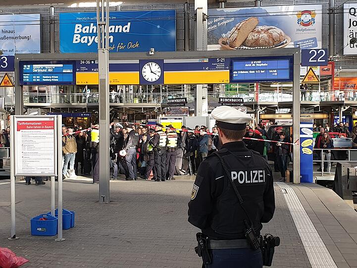Der Mann sprang die Polizisten regelrecht an (Symbolbild).