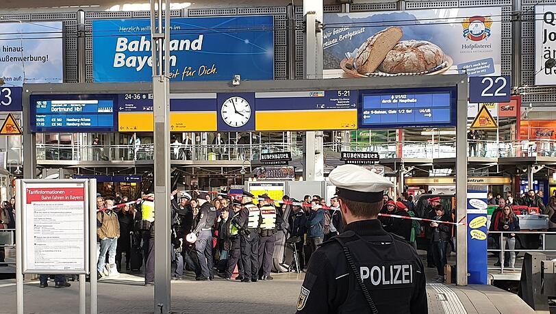 Der Mann sprang die Polizisten regelrecht an (Symbolbild). Der Mann sprang die Polizisten regelrecht an (Symbolbild).