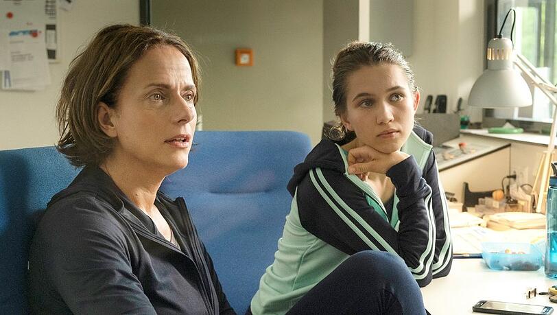 "Auf dem Grund": Anne (Claudia Michelsen, l.) und ihre Nichte Juli (Anna-Lena Schwing) analysieren Julis Schwimmtechnik.
