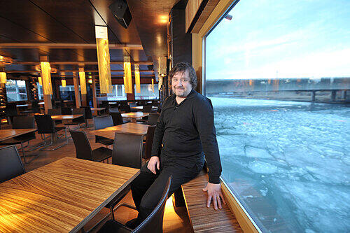 Hausherr Peter Güttinger macht&rsquo;s vor: So entspannt können die Restaurant-Gäste auf der neuen Mississippi Queen den Ausblick auf den Kanal genießen.