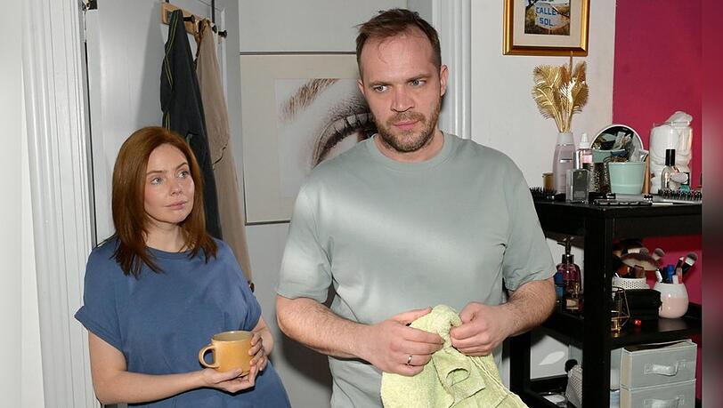 "GZSZ": Erik (r.) will sich voll und ganz auf Toni (l.) einlassen. "GZSZ": Erik (r.) will sich voll und ganz auf Toni (l.) einlassen.