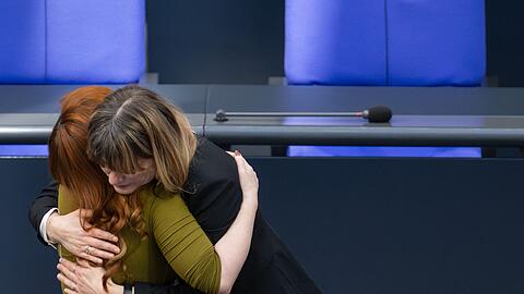 Die Linken-Abgeordnete Kathrin Gebel wird nach ihrer Rede getr&ouml;stet.