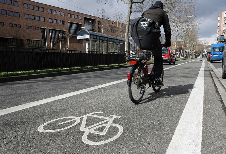 An ihnen scheiden sich die Geister: Radfahrer in München.