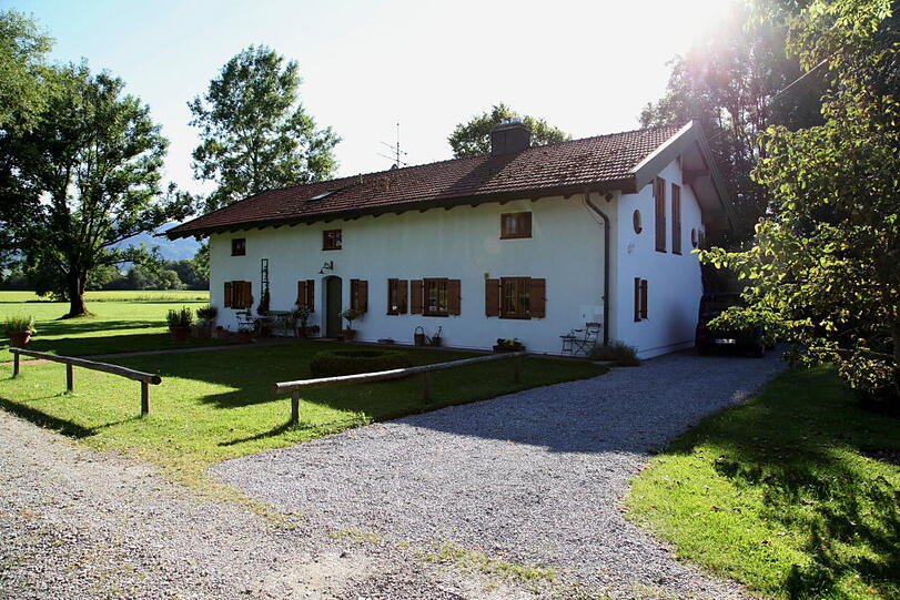 Ein Mann soll am Mittwoch in Bad Feilnbach nahe Rosenheim seine Ehefrau erschossen und sich selbst umgebracht haben. Die Bilder vom Tatort.