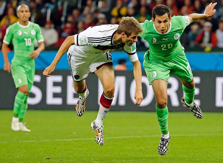 Thomas Müller: Der WM-Torschützenkönig von 2010 ging weite Wege, oft aber
umsonst. Kam im Strafraum zunächst nicht wie gewohnt zum Zuge, wurde dann
aber immer gefährlicher. Einige Male aber äußerst glücklos, auch in der
Schlussphase bei zwei Großchancen. Leitete aber das 1:0 mit seiner Hereingabe
ein. &ndash; Note: 3