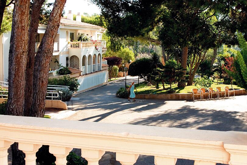 Sonne, Meer, Pinien: In der Residencia Es Castellot Santa Ponsa an der Südwestküste Mallorcas gibt&rsquo;s warme Temperaturen gratis dazu.