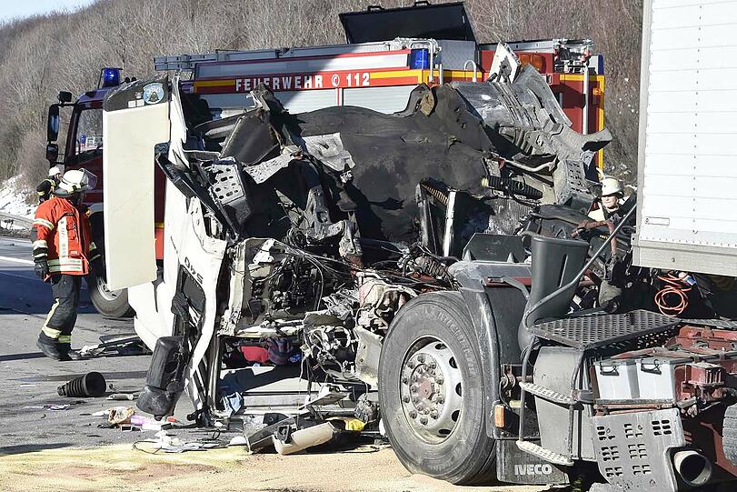 Wie durch ein Wunder konnte der Lkw-Fahrer mit nur mittelschweren Verletzungen aus dem Warck geborgen werden.