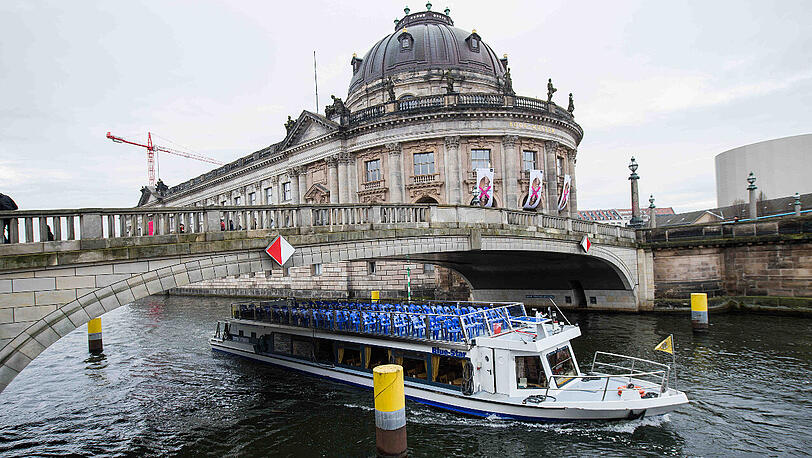 Ein Ausflugsschiff auf der Spree.