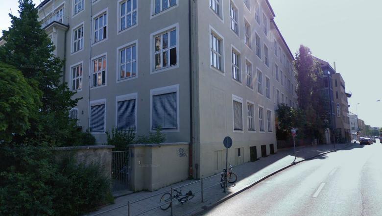 Die Geländer - hier an der Silberhornstraße - sind Eltern und Bezirksausschuss zu kurz. Die Geländer - hier an der Silberhornstraße - sind Eltern und Bezirksausschuss zu kurz.