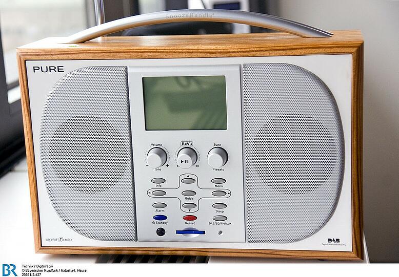 Die neuen Digitalradios sind nicht teuer und sind leicht zu bedienen. Aber dennoch scheuen viele Radiohörer die Anschaffung, weil sie verunsichert sind und funktionierende Altgeräte weit verbreitet sind.