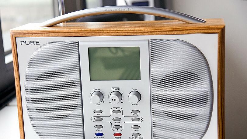 Die neuen Digitalradios sind nicht teuer und sind leicht zu bedienen. Aber dennoch scheuen viele Radiohörer die Anschaffung, weil sie verunsichert sind und funktionierende Altgeräte weit verbreitet sind. Die neuen Digitalradios sind nicht teuer und sind leicht zu bedienen. Aber dennoch scheuen viele Radiohörer die Anschaffung, weil sie verunsichert sind und funktionierende Altgeräte weit verbreitet sind.