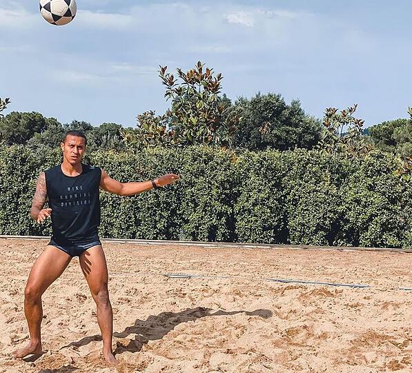 Ohne Ball geht bei Thiago auch im Urlaub nix.