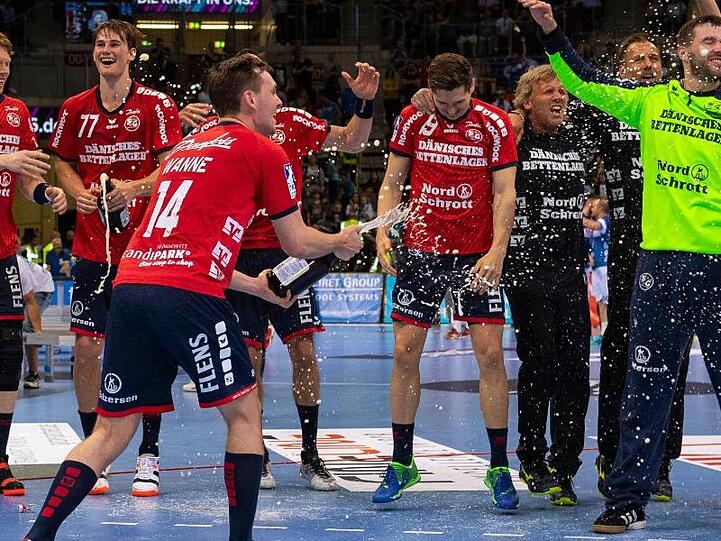 Die Spieler von Flensburg legten nach dem Spiel einen Freudentanz aufs Parkett.