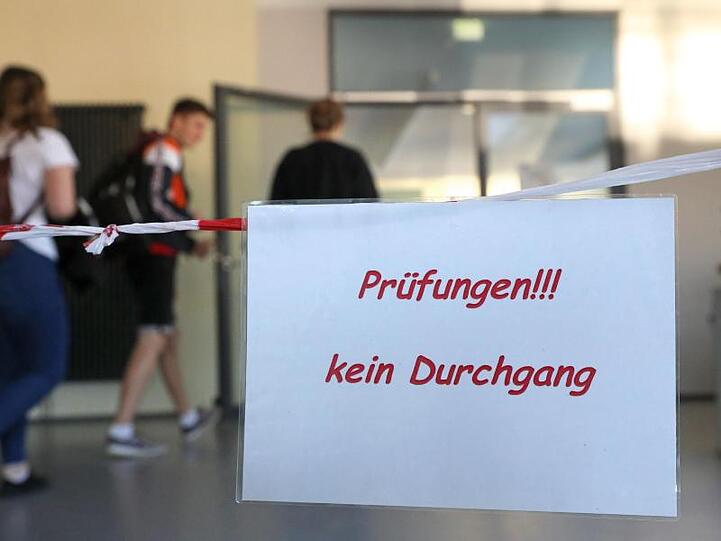 Auf einem Schild in einem Gymnasium steht "Prüfungen!!! kein Durchgang". Foto: Bernd Wüstneck/dpa/ZB/Symbolbild