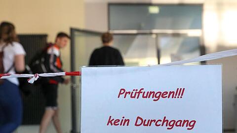 Auf einem Schild in einem Gymnasium steht "Prüfungen!!! kein Durchgang". Foto: Bernd Wüstneck/dpa/ZB/Symbolbild