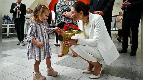 Süßer Moment: Ein Mädchen überreicht Victoria von Schweden im Nationalmuseum von Canberra Blumen.