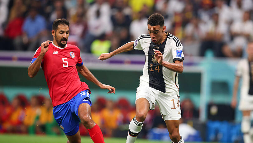 Der Mann für die Zehner-Position in der DFB-Truppe? Bayern-Star Jamal Musiala (r.), hier bei der WM gegen Costa Rica. Der Mann für die Zehner-Position in der DFB-Truppe? Bayern-Star Jamal Musiala (r.), hier bei der WM gegen Costa Rica.