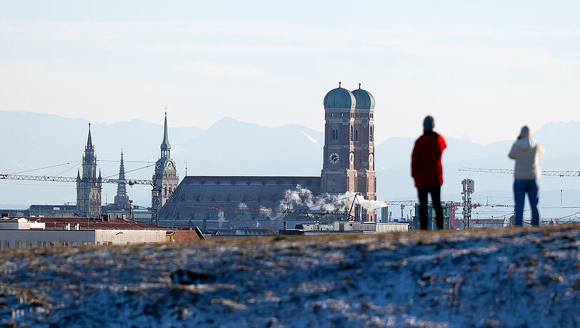 Am Sonntag soll es zwar wieder zapfig werden &ndash; daf&uuml;r soll der Himmel auch ganz klar sein. Perfekte Bedingungen zum Sonne tanken also. Gepaart mit einer Aussicht bis zu den Alpen, wie hier vom Olympiaberg aus: herrlich.