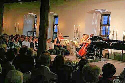 Auch dieses Jahr spielen wieder Kammermusiker aus aller Welt bei Kerzenschein im Rittersaal der Kaiserburg.