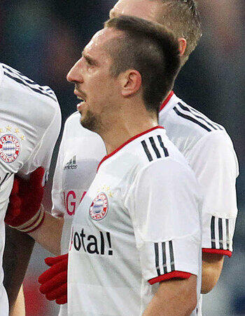 FRANCK RIBERY: Gut zu erkennen, aber kaum zu sehen. Neongrüne Schuhe, graues Gekicke. Hatte wenig Kreatives zu bieten &ndash; außer der Dropkick-Vorlage zum Gomez-Kopfball. Steigerte sich in Halbzeit zwei, sehr emsig und umtriebig, aber ohne Fortune. Note 4
