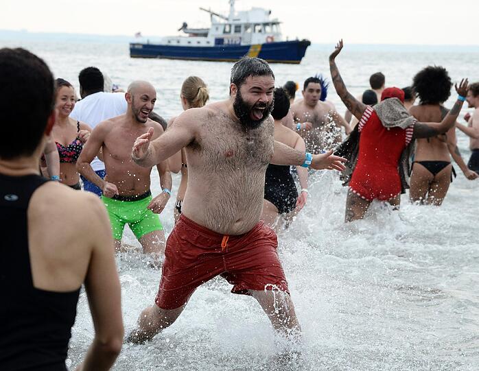 Auch in Brooklyn, New York (USA) wagten sich ins kalte Wasser. Organisiert wurde das alljährliche Event vom Coney Island Polar Bear Club, dem ältesten Winterbadeverein der USA. Von November bis April schwimmen die Mitglieder jeden Sonntag im Atlantik.