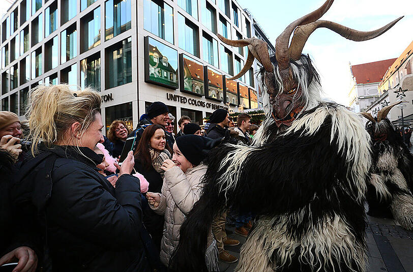 Traditioneller Münchner Krampuslauf durch die Fußgängerzone zum Marienplatz.