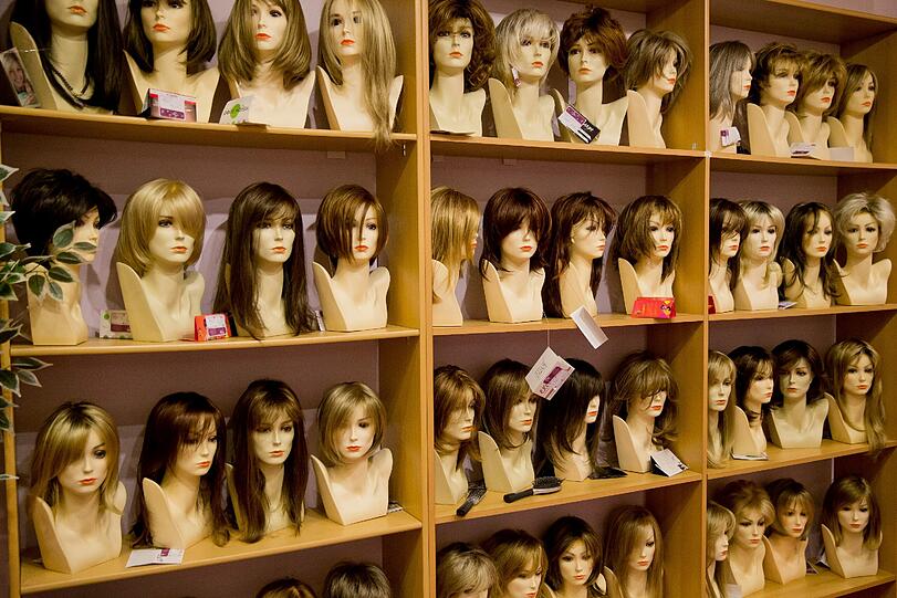 In ihrem Spezialladen verkauft Inka Horvath Perücken, High Heels und künstliche Brüste für Transvestiten und Transsexuelle. Der Markt wird immer stärker.