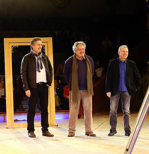 Clown Carletto holt Timothy Peach, Volker Brandt, Günther Sigl und Gerda Steiner in die Manege, um sie in seine Sketche zu integrieren