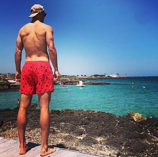 Manuel Neuer lädt seine Batterien auf Mykonos auf, wie er selbst im Netz schreibt.