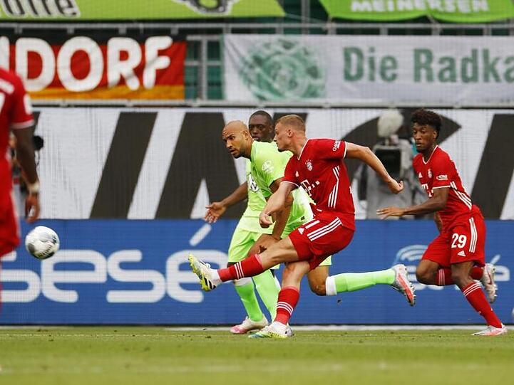 Mickael Cuisance (2.v.r) erzielte bei Bayerns Sieg in Wolfsburg das 2:0.