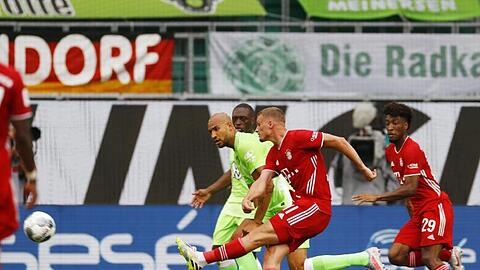 Mickael Cuisance (2.v.r) erzielte bei Bayerns Sieg in Wolfsburg das 2:0.