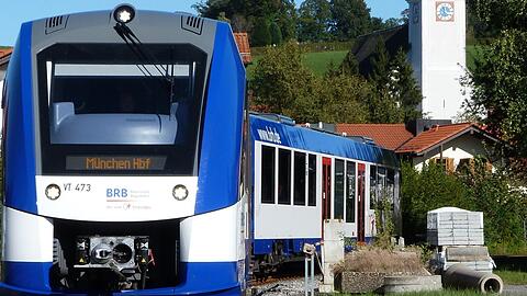 Die neuen Züge verfügen nicht über Barrierefreiheit, sie quietschen und hupen dafür umso mehr, ärgern sich Gleisanlieger im Oberland.