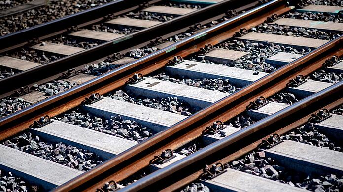 Gleise sind an einem Bahnhof im Schotterbett verlegt.