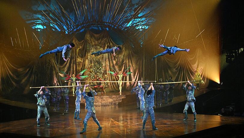 Die Schwerkraft wird vom Cirque du Soleil kurzerhand &uuml;berlistet.