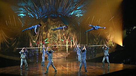Die Schwerkraft wird vom Cirque du Soleil kurzerhand &uuml;berlistet.
