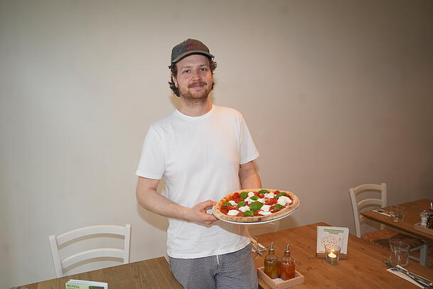 Leo Zabarella hat als Fahrrad-Pizzabote bei &bdquo;Pizza Verde&ldquo; angefangen. Nun leitet er die beiden Pizzerien.