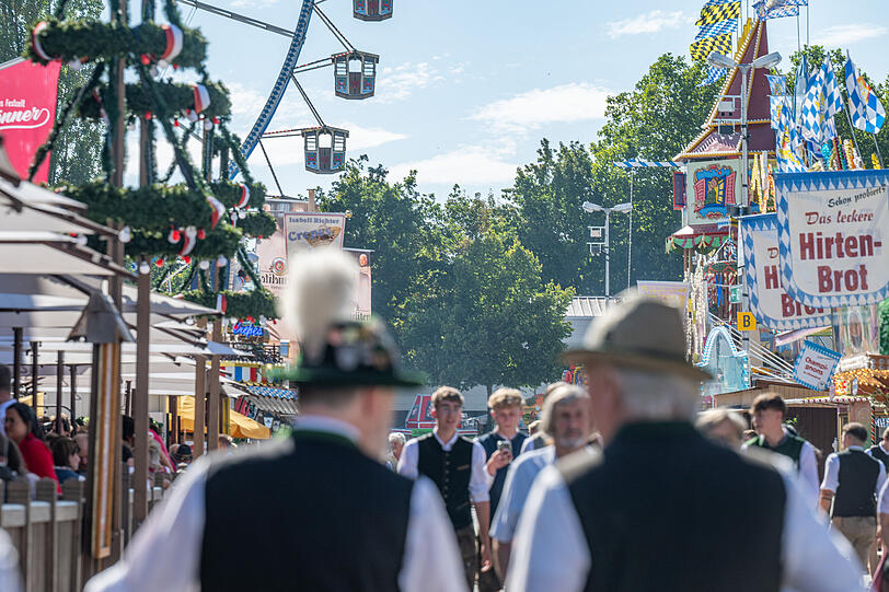 Besucher auf dem G&auml;ubodenvolksfest in Niederbayern.