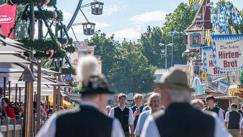 Besucher auf dem Gäubodenvolksfest in Niederbayern. Besucher auf dem Gäubodenvolksfest in Niederbayern.
