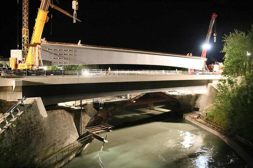 142 Tonnen schwer und 50 Meter lang - so wurde ein Brückenteil in Mühldorf am Inn eingesetzt.