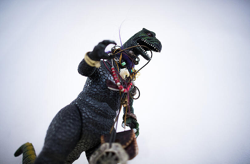 Ein vom Ex geschenkter Gummi-Godzilla. Der Besitzer schreibt: "Nachdem wir uns getrennt hatten (sehr zerstritten), benutzte ich den Godzilla dafür, das ein oder andere Andenken an meine anderen Freundinnen daran aufzuhängen."