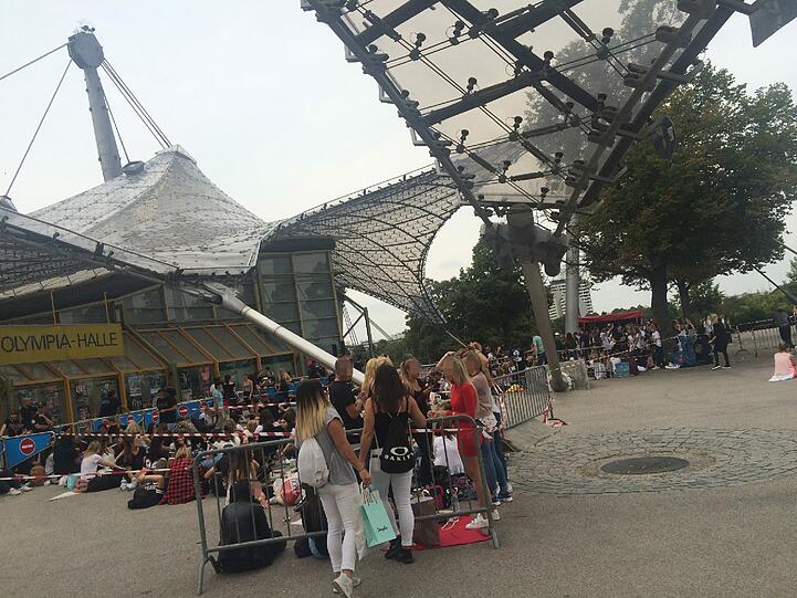 Warteten stundenlang: Fans vor der Olympiahalle.