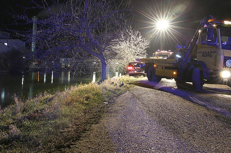 Vom eigenen Auto überrollt - die Bilder vom Unfallort in Trostberg.