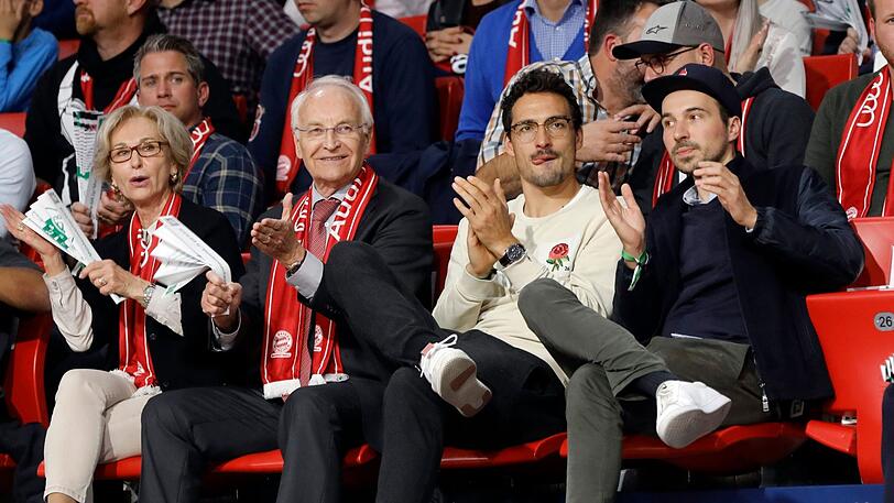 Vertrauen in Kahn: Edmund Stoiber (2.v.l.), hier neben Frau Karin und Mats Hummels (2.v.r).