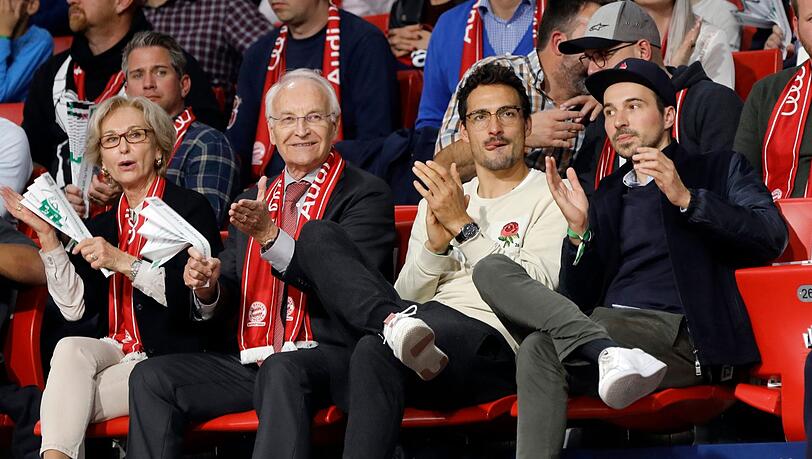 Vertrauen in Kahn: Edmund Stoiber (2.v.l.), hier neben Frau Karin und Mats Hummels (2.v.r). Vertrauen in Kahn: Edmund Stoiber (2.v.l.), hier neben Frau Karin und Mats Hummels (2.v.r).