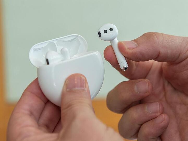 Die neuen drahtlosen Huawei-Ohrhörer FreeBuds 3 lehnen sich äußerlich stark an die populären AirPods von Apple an.